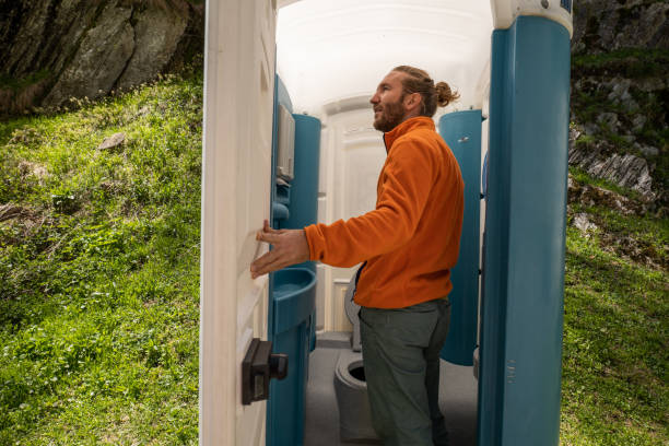 Porta potty delivery and setup in Flora, IN